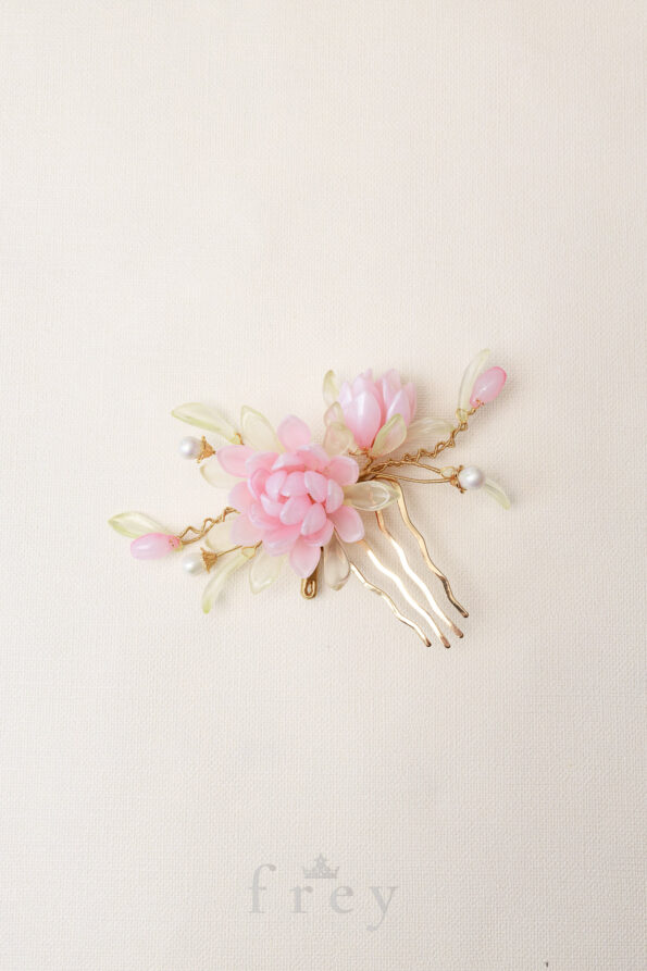 CHN-2023-00069-Flora-Peony-Bouquet-Haircomb-Gold-Pink