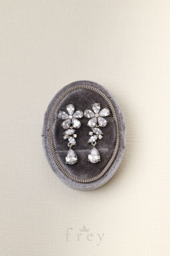 JWL-2023-00045-Pear-Flower-Chandelier-Pear-Earrings-Platinum-White-Ear-Needle